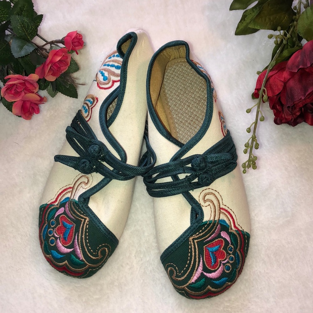 Adorable bohemian embroidered closed flats